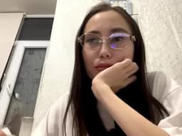 Im Luna, my mom is outside the door, I hope she doesn’t find out where I stream