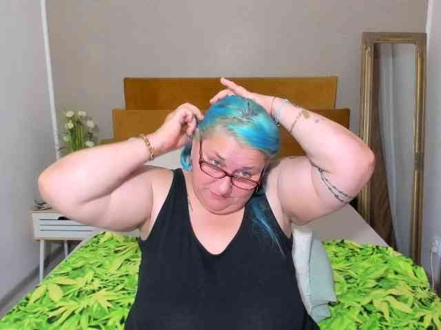 BlondyBigBoobs