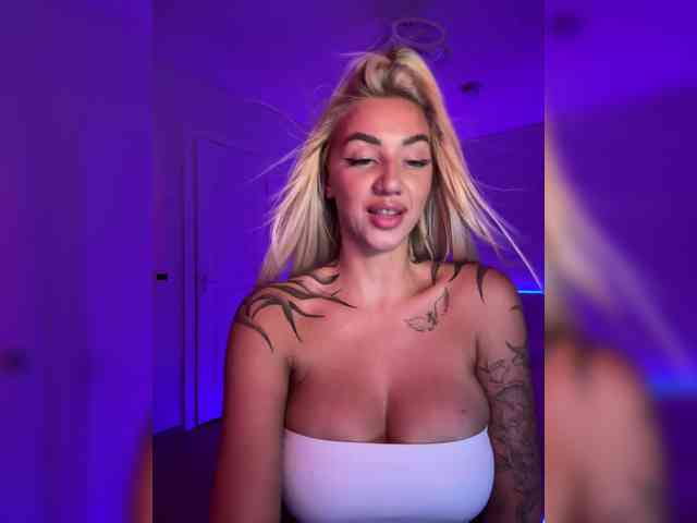 -AmazingBlonde-